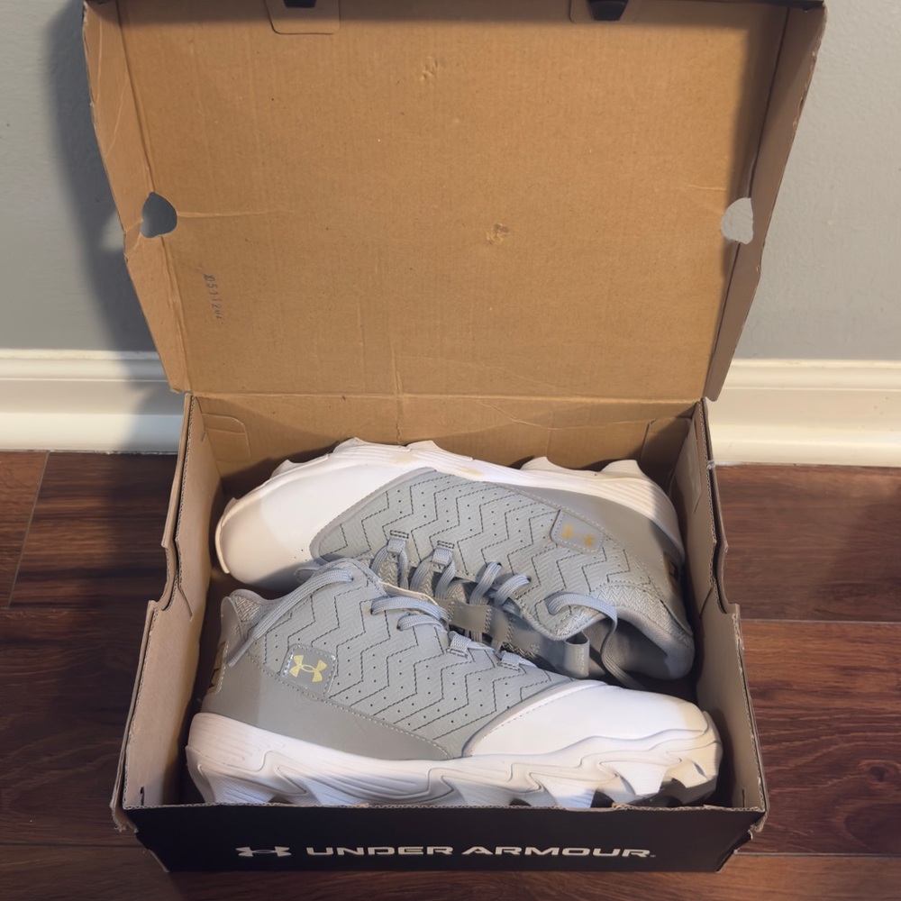 New! Under Armour Harper 9 RM size 8